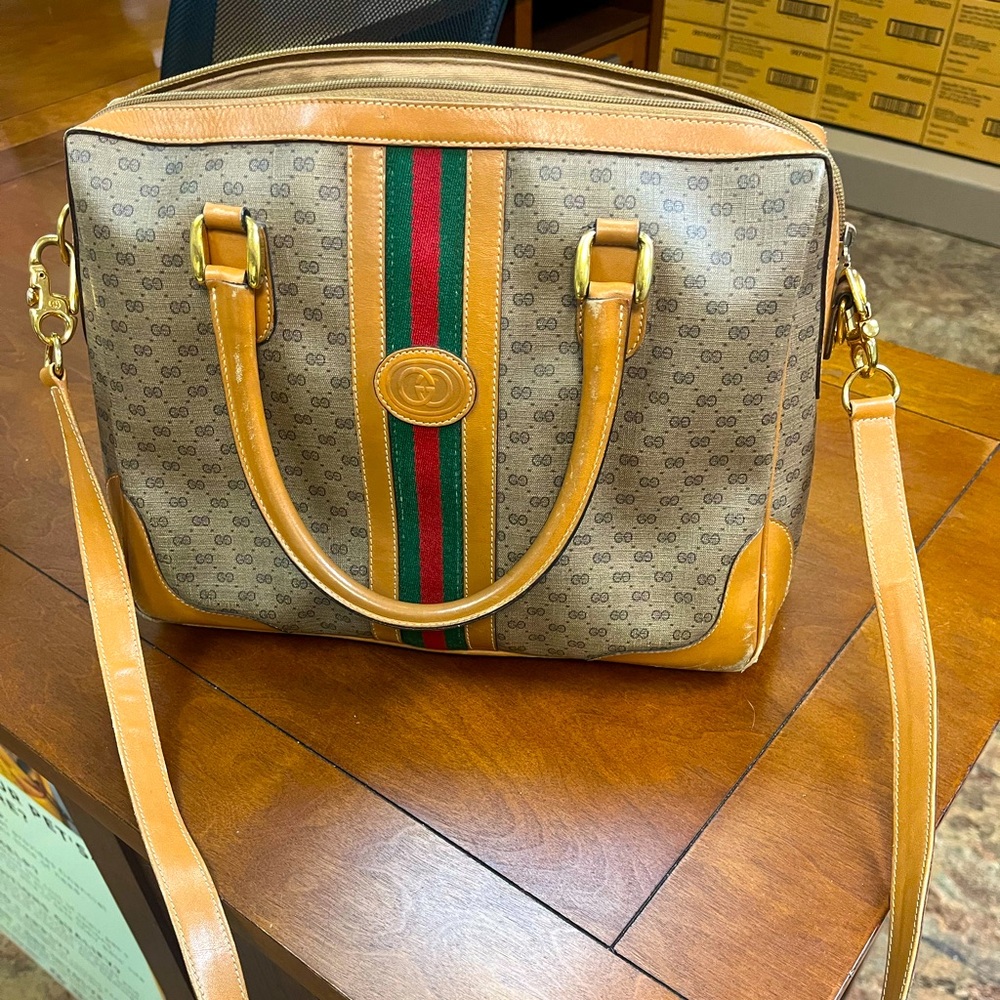 GUCCI Classic Vintage handle bag w/strap.